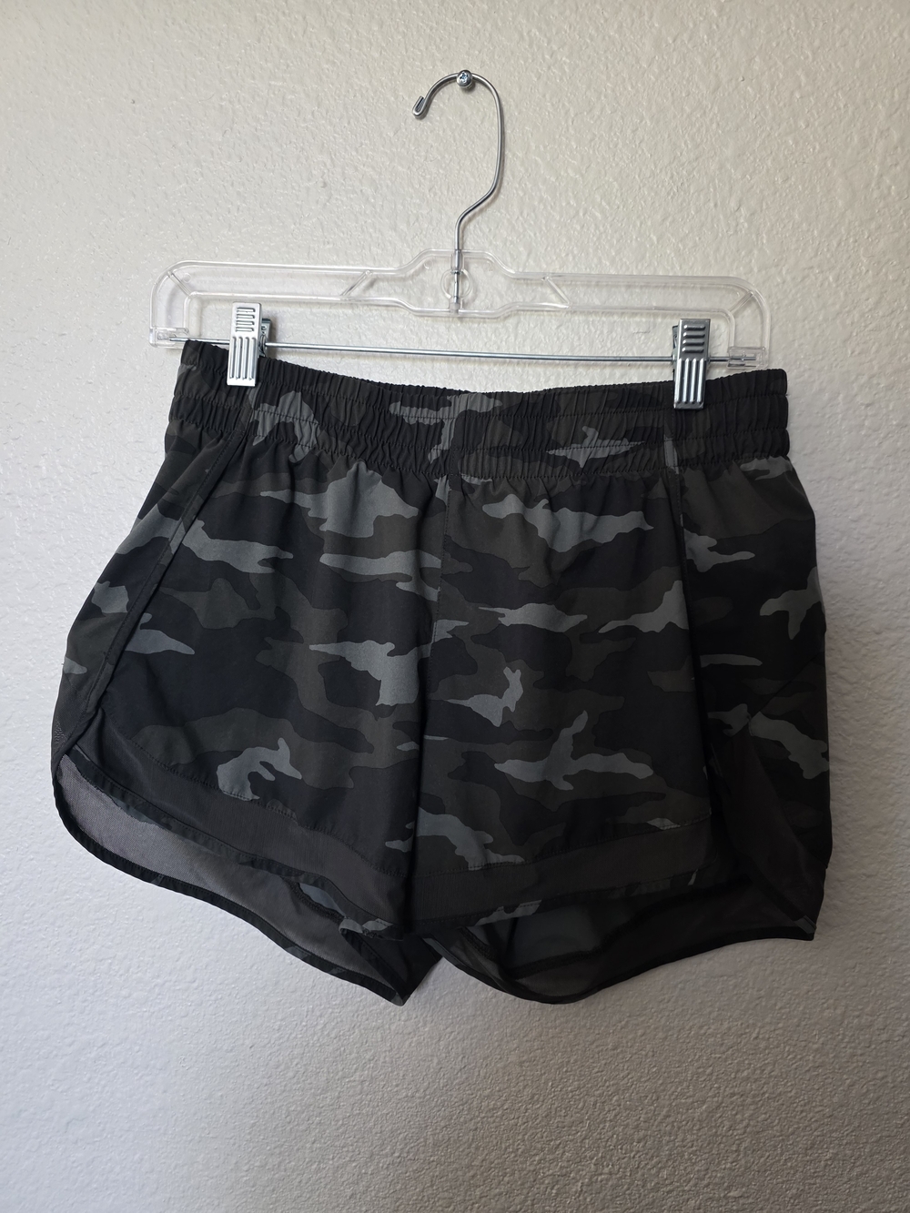 Athleta Printed Mesh Racer Run Short 4" Womens S Green Camo Print Athletic